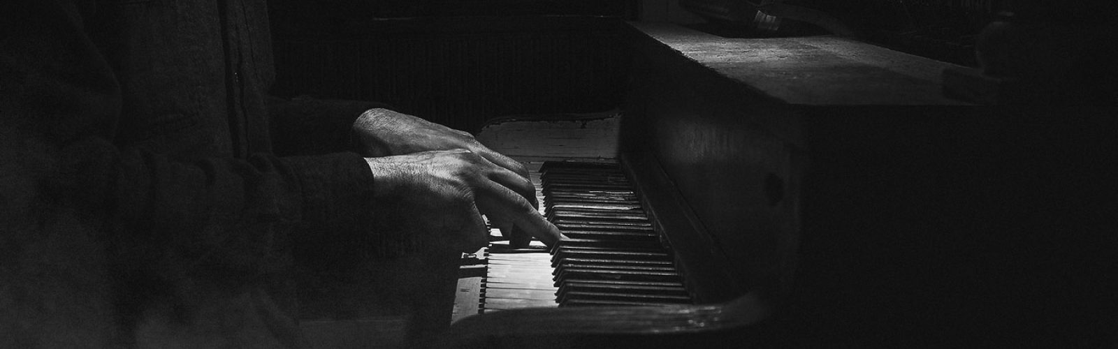 hero_02_piano.jpg